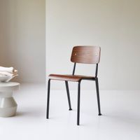 silla de nogal y metal negro