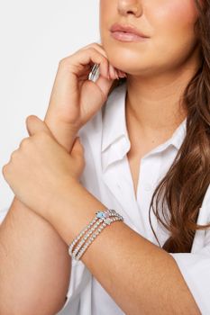 Juego 3 Pulseras Elásticas De Cuentas Plateadas Con Corazones