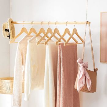 20 perchas antideslizantes de madera de color amarillo y beige