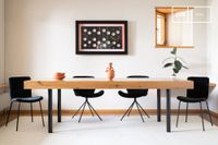 mesa de comedor de 10 plazas de madera clara y metal negro
