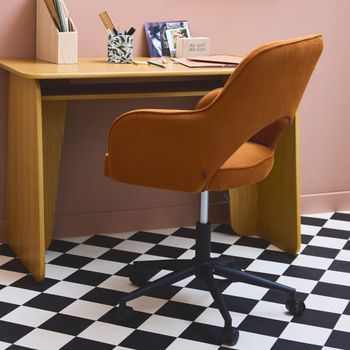 Silla de oficina con ruedas de pana fina y base negra, camel