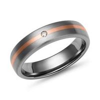 anillo de titanio mate con incrustacion de oro rojo 14 quilates