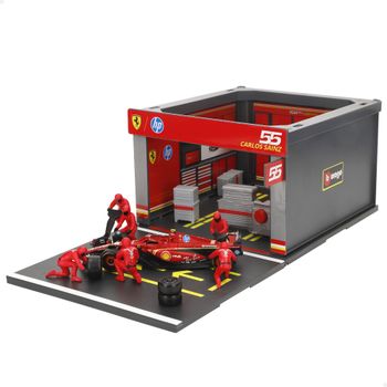 Burago - Set Box Ferrari SF23 Carlos Sainz 1:43, coche metálico die-cast, box 3D, 6 mecánicos, producto oficial Ferrari, recomendado a partir de 3 años, juguete dinámico, pieza de colección ,ideal