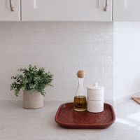 bandeja de acero con disenos en relieve 26cm