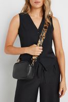 bolso bandolera negro y leopardo