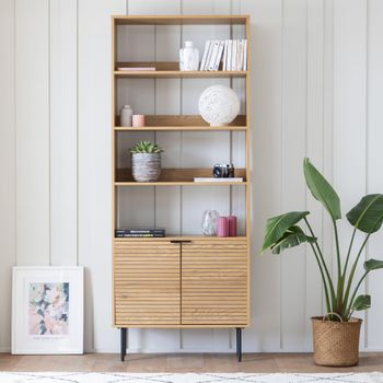 Librería de madera con 4 estantes y 2 puertas