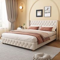 cama doble tapizada en lino beige con somier a lamas y cabecero capitonado con botones y clavos decorativos pies de madera 180x200 cm
