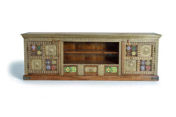 Mueble televisor hecho a mano con detalles de azulejos