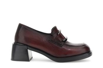 mocasines de piel con pinza bordeaux