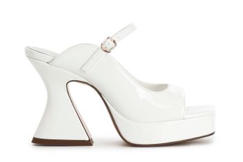 zapatilla con cinturón y hebilla white