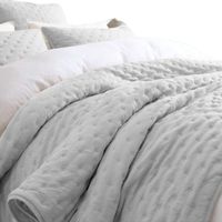 colcha bouti soft color gris liso con rellenos acolchado para vestir la cama todo el ano