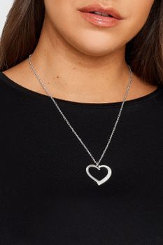 Collar Plateado De Corazón Brillo En Mitad Del Contorno