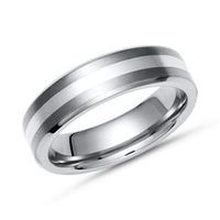 elegante anillo de titanio mate con incrustaciones de plata