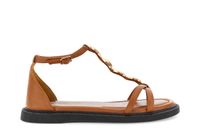 sandalias de piel napa con accesorios dorados tan