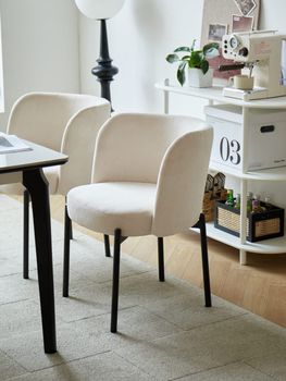 Set 2 sillas con patas de acero en  pana beige