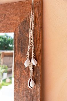 Collar de algodón y concha en blanco 6x4x30 cm