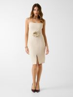 vestido con detalle floral