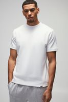 camiseta man ajustada con cuello extendido y estampado grueso entrelazado blanco