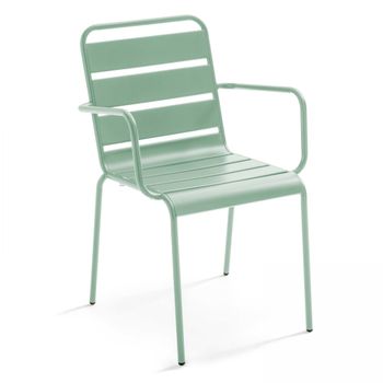 Sillón de metal verde salvia
