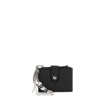 cartera con efecto piel y cremallera envolvente con tirador con dije black