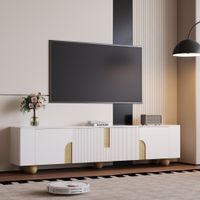 mueble de tv con puertas ranuradas efecto marmol blanco y madera