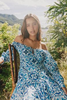Vestido Estampado Con Hombros Descubiertos