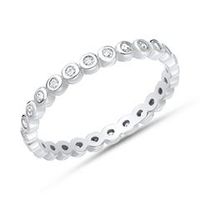 glamuroso anillo de plata con circonitas brillantes