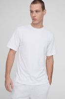 camiseta con cuello de caja y bordado de firma bm blanco
