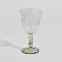 copa de vidrio transparente y verde
