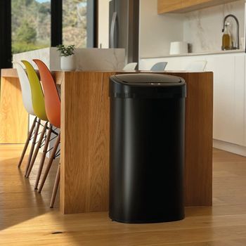 Cubo de basura de cocina automático negro  68l