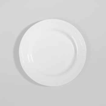 Plato de postre de cerámica blanca con ribete en relieve