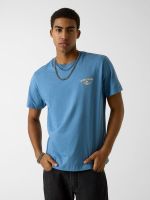 camiseta con logo bordado