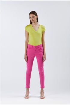 pantalones skinny teñidos en prenda hot pink