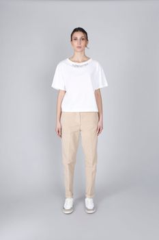 camiseta con aplicación de pedrería off white