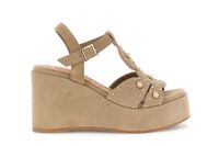 sandalias de ante con tiras en t tachuelas y cabujones en una cuna sand 39