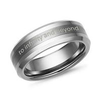 anillo de tungsteno parcialmente pulido grabado con laser
