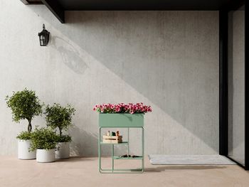 Jardinera con patas metal verde almendra