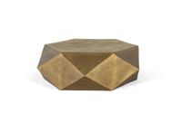 mesa de centro hexagonal en metal dorado