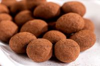 almendras con praline de chocolate blanco cubiertas de cacao 150gr