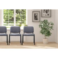 silla con patas de metal y asiento en tela gris
