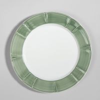 plato llano de loza blanca con borde verde salvia