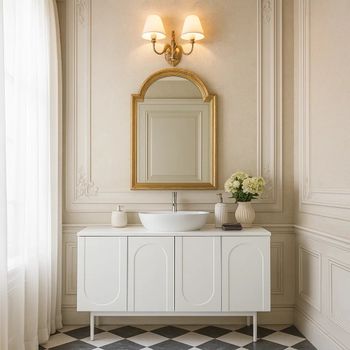 Mueble de baño blanco con puertas talladas
