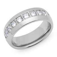 anillo de acero inoxidable brillante con circonita