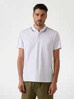 polo con logotipo en las bandas