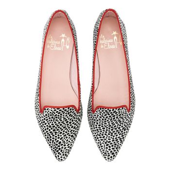 Slipper con punta alargada en ante blanco con motas negras y vivo rojo.