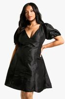 vestido plus skater de tela plisado con mangas abullonadas negro