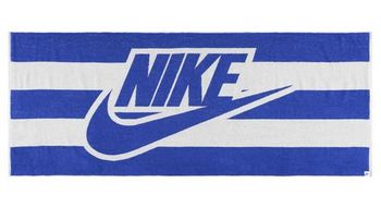 Toalla  strong de piscina nike club aoj 173 cm x 71 cm azul  strong