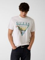 camiseta con logo de triangulo