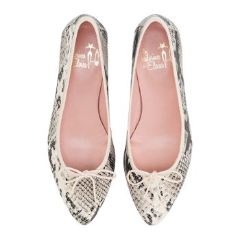 Bailarina con tacón medio en piel tipo serpiente tonos beige.