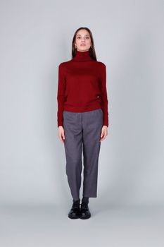 suéter de cuello alto con botones en las mangas. burgundy s
